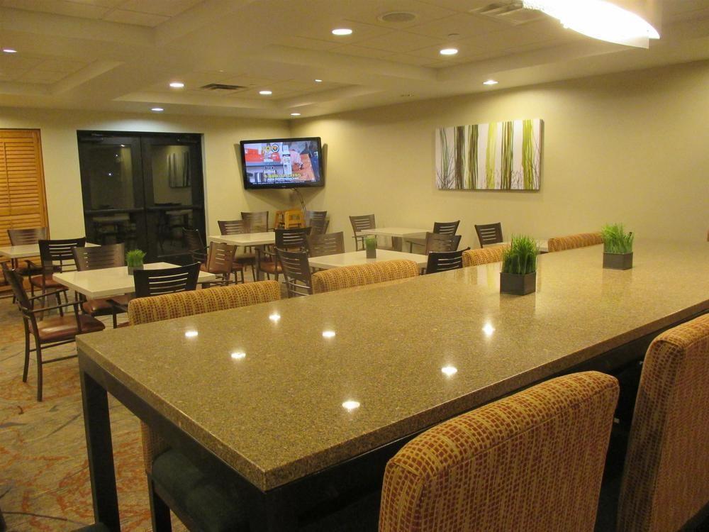 Holiday Inn Express & Suites Cedar Falls - Waterloo By Ihg ภายนอก รูปภาพ